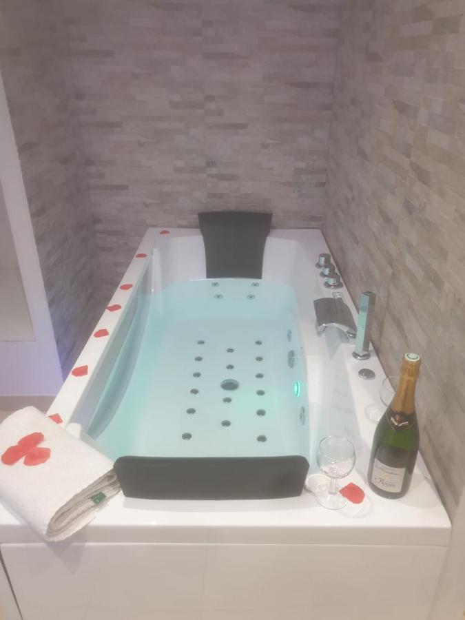 Spa Enzo Appartement Avec Jacuzzi Privatif Lyon Exterior photo