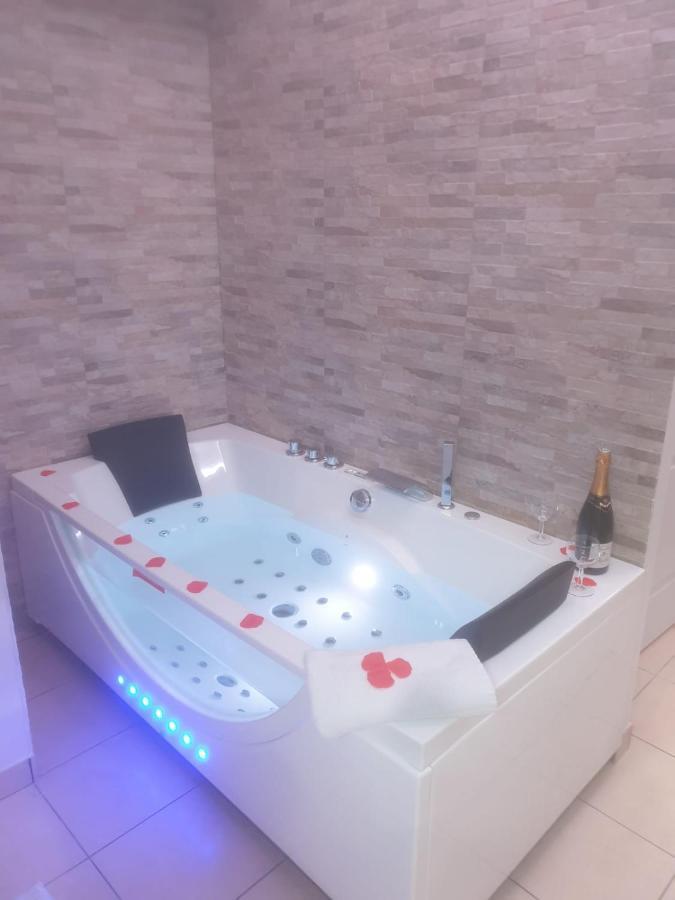 Spa Enzo Appartement Avec Jacuzzi Privatif Lyon Exterior photo